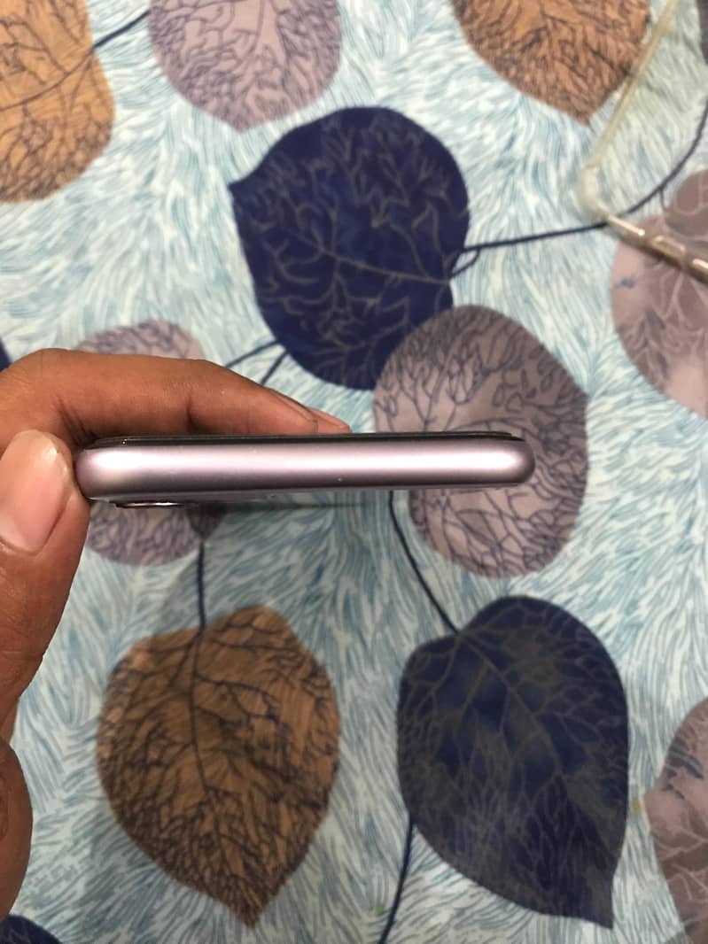 Apple iPhone 11 4