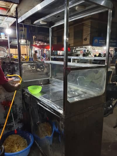 Burger and fries counter