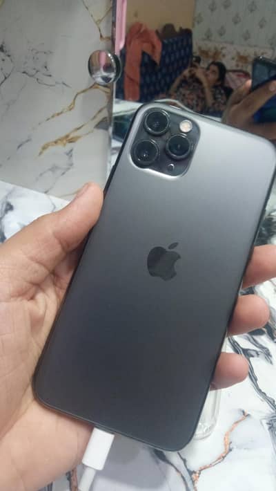 iphone 11 pro jv sealed 90% health all ok