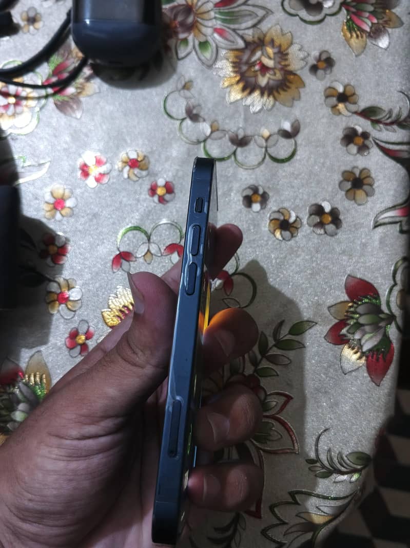 Apple iPhone 13 mini 4