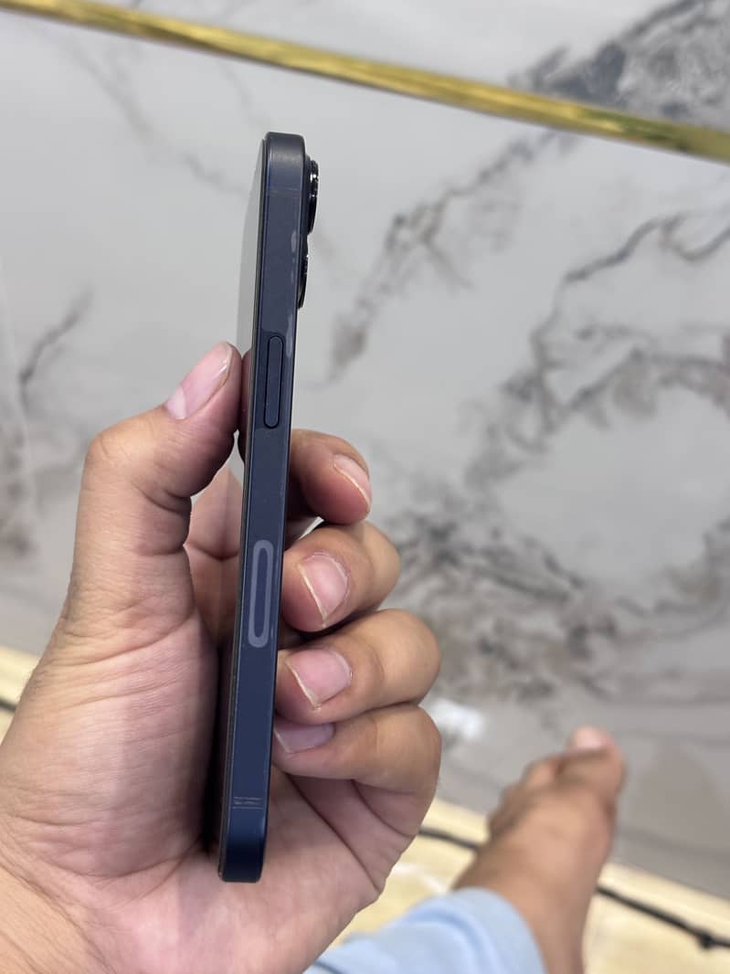 Apple iPhone 13 4