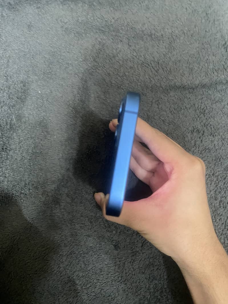 iPhone 13 4