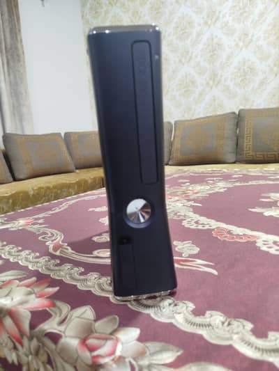 Xbox 360 Slim, 2 Controllers Wireless (10/10 Condition)