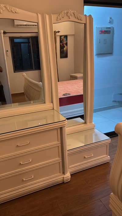 Brand new bedroom set just 2 months old