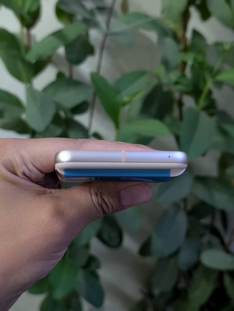 Google Pixel 8 4