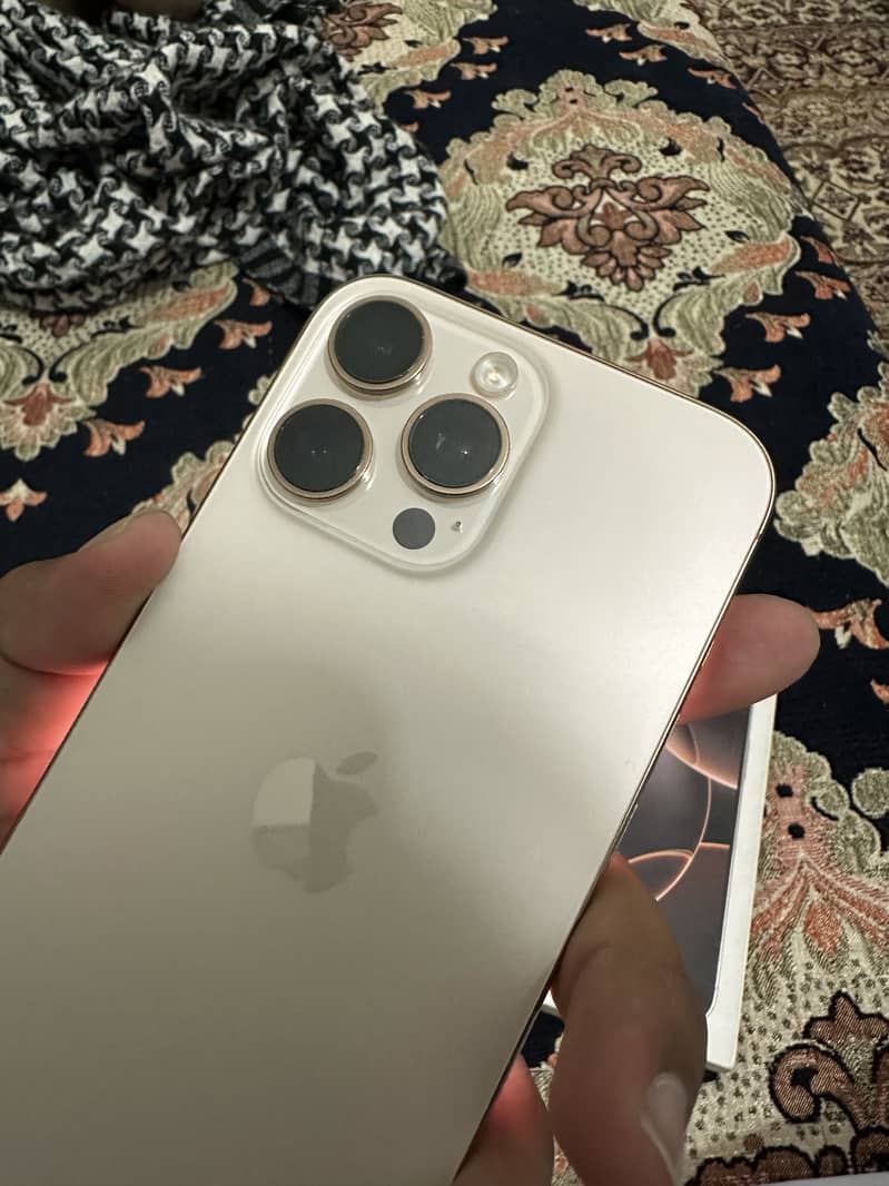 Iphone 16 pro max 4