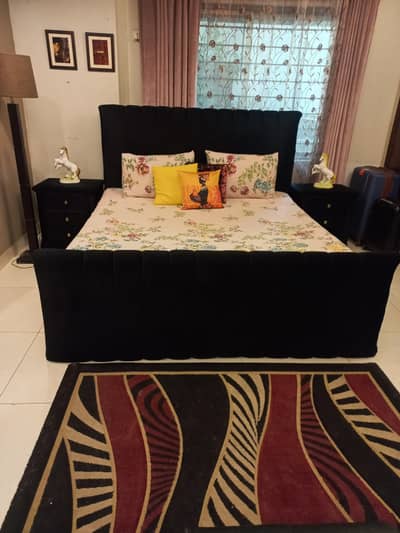 bed set in black clr and small carpet.