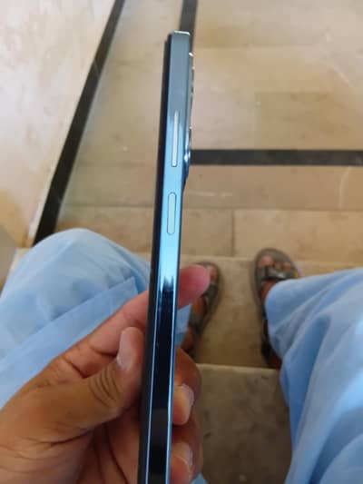 10 /10 condition 8 / 128 with box and orignle chargre