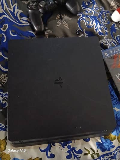 PS4 SLIM WITH 2 orginal controllers