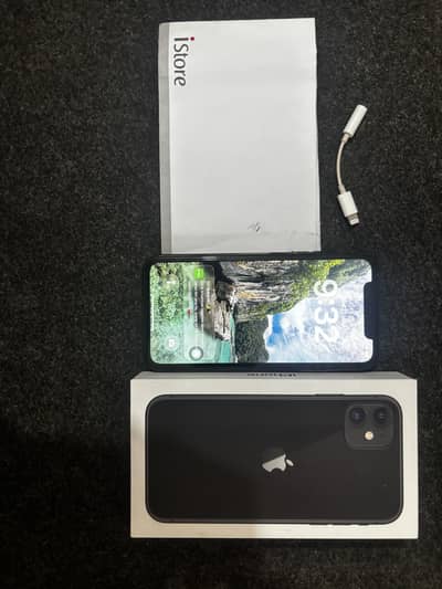 iPhone 11 used but looks like brand new and scratch less