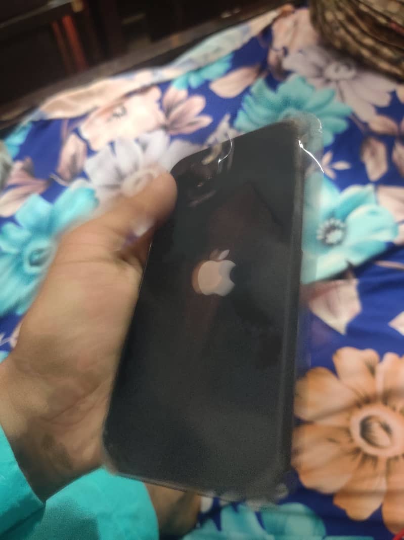 Apple iPhone 13 5
