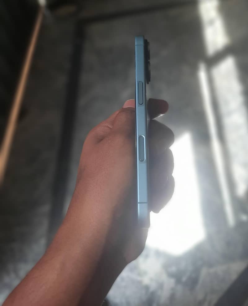 Apple iPhone 16 4