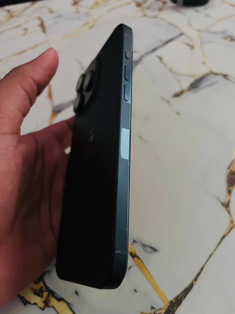 iPhone 15 Pro Max 4