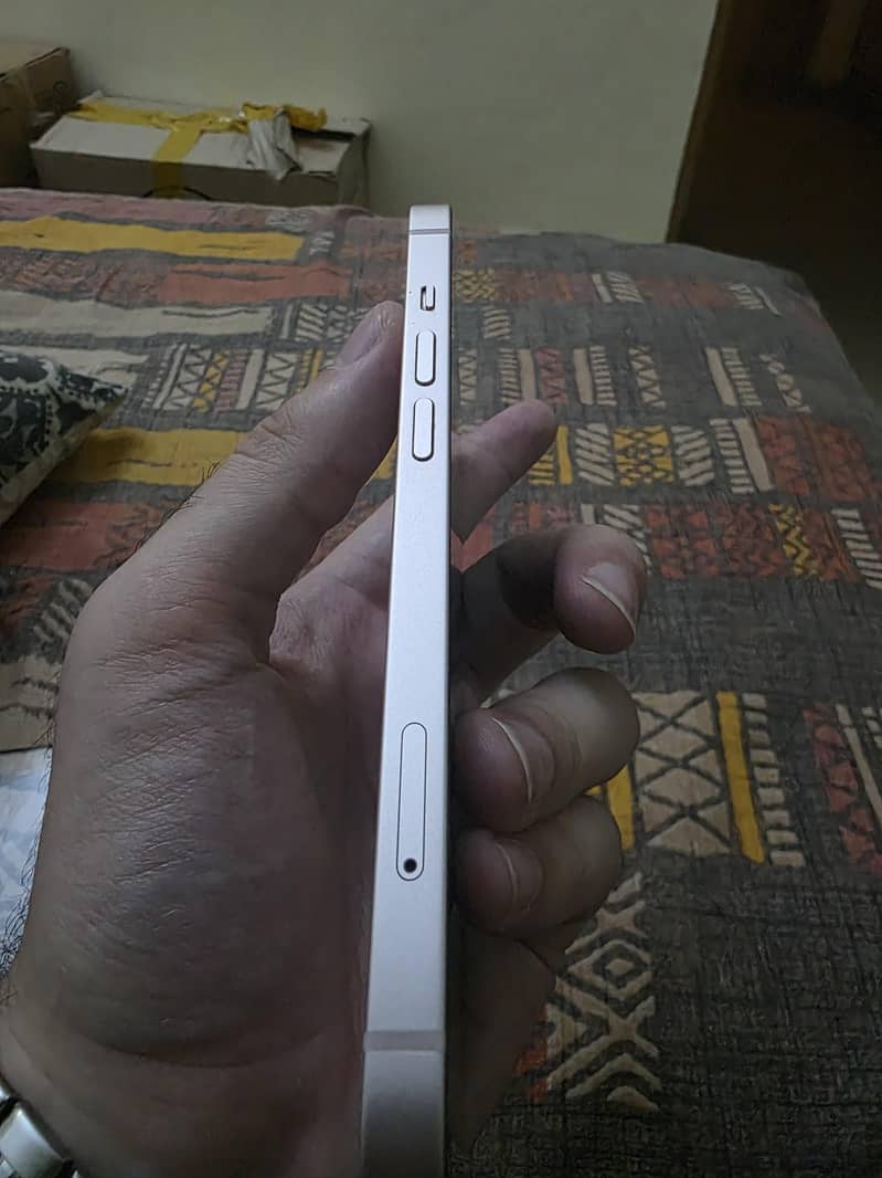 Apple iPhone 13 4