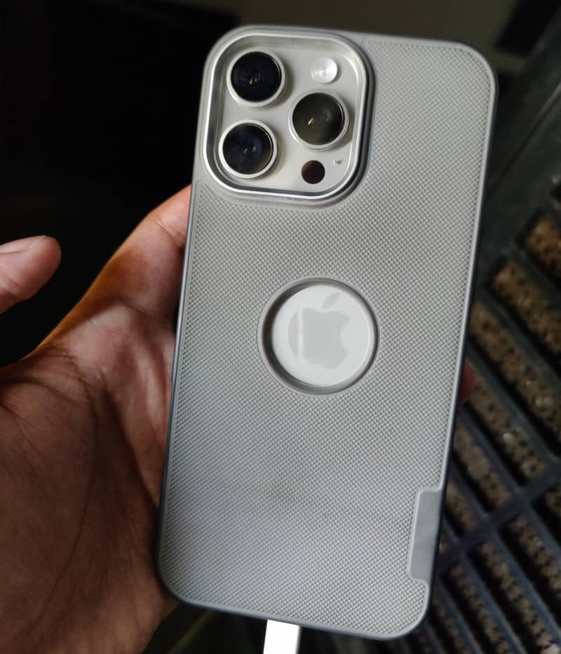 Apple iPhone 16 Pro Max 1
