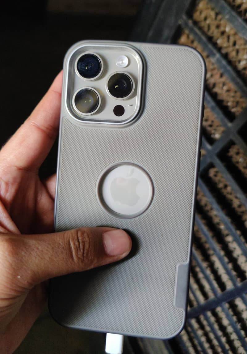 Apple iPhone 16 Pro Max 3
