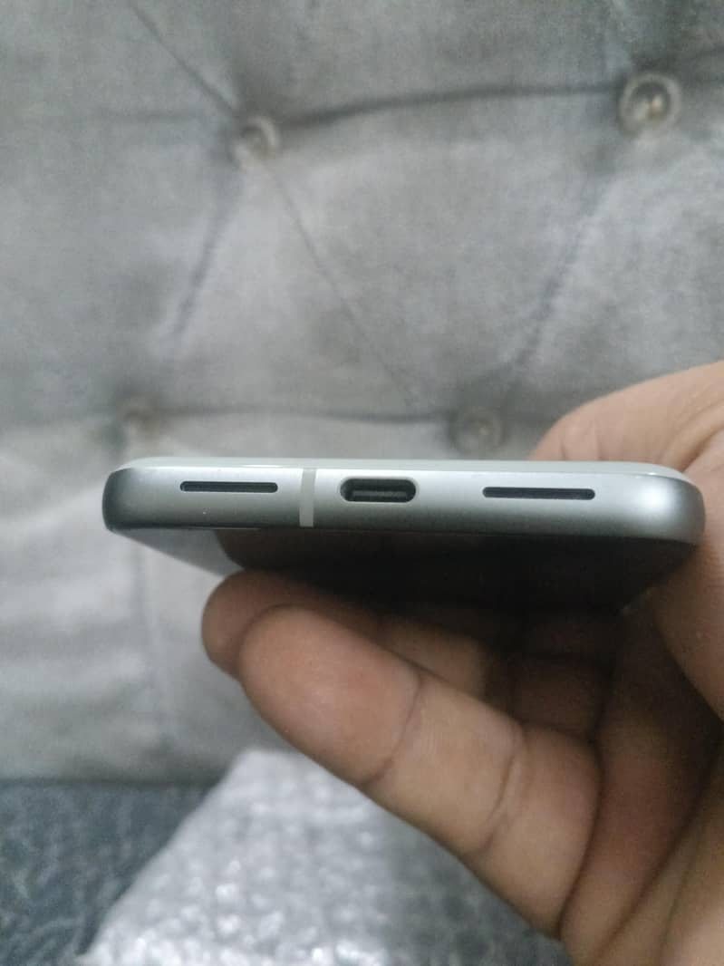 Google Pixel 8 4