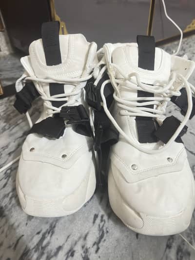 Awesome white joggers 10 number size urgent sale