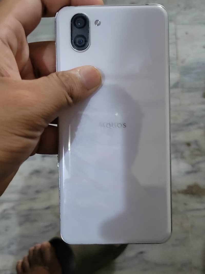 Sharp Aquos R3 1