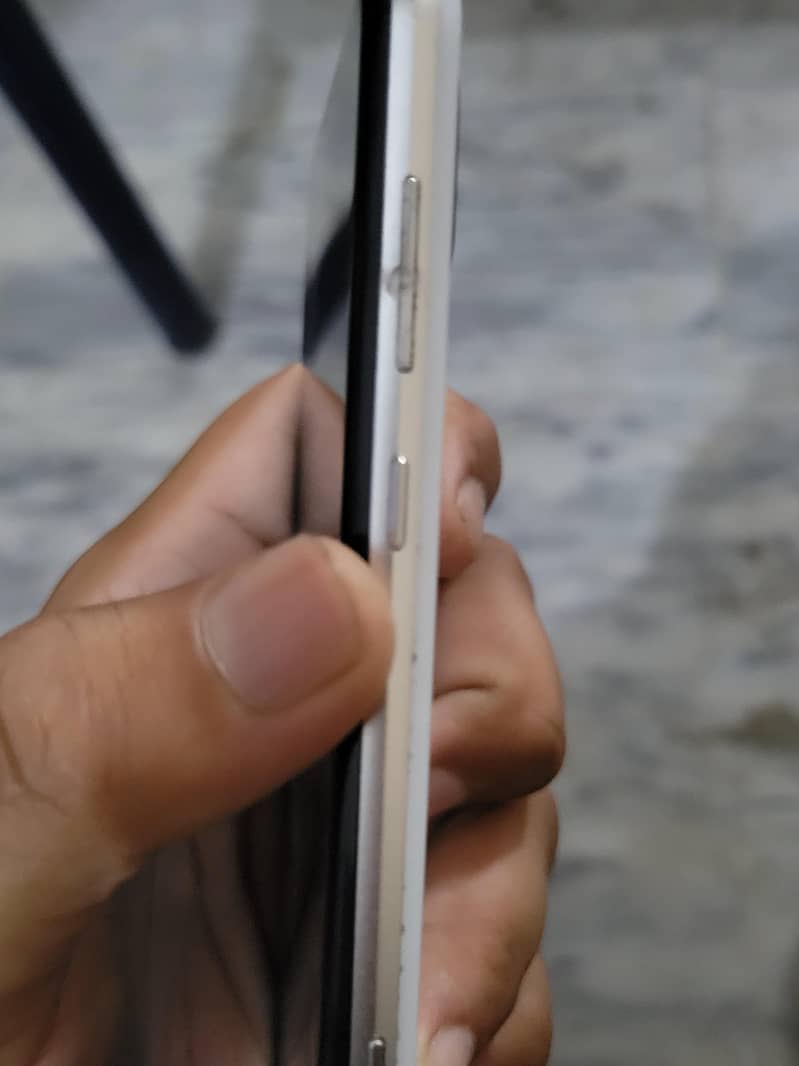 Sharp Aquos R3 4