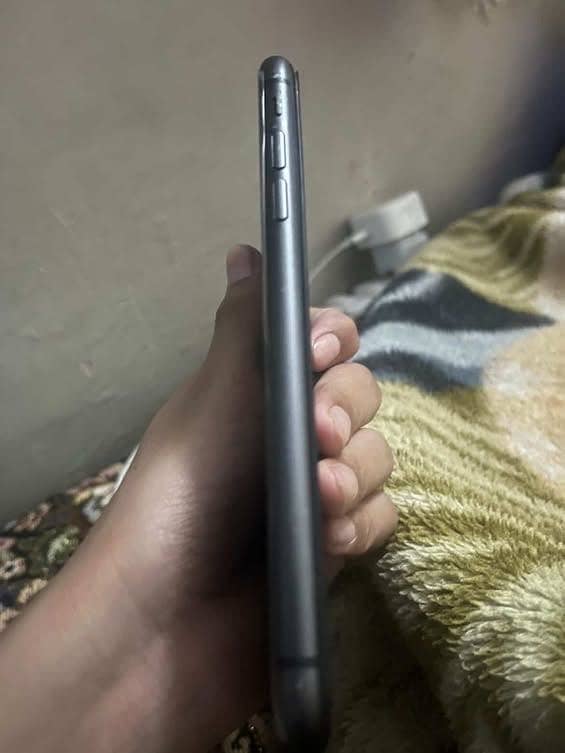 Apple iPhone 11 4
