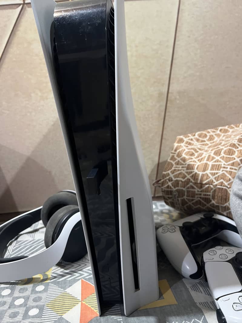 PS5 fat with two controller 8