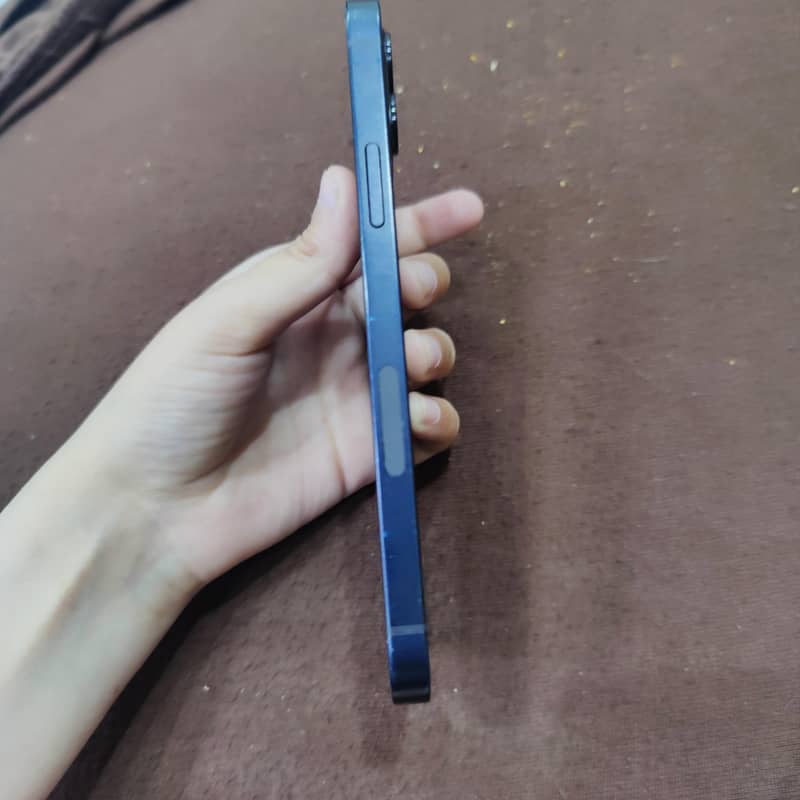 Apple iPhone 12 4