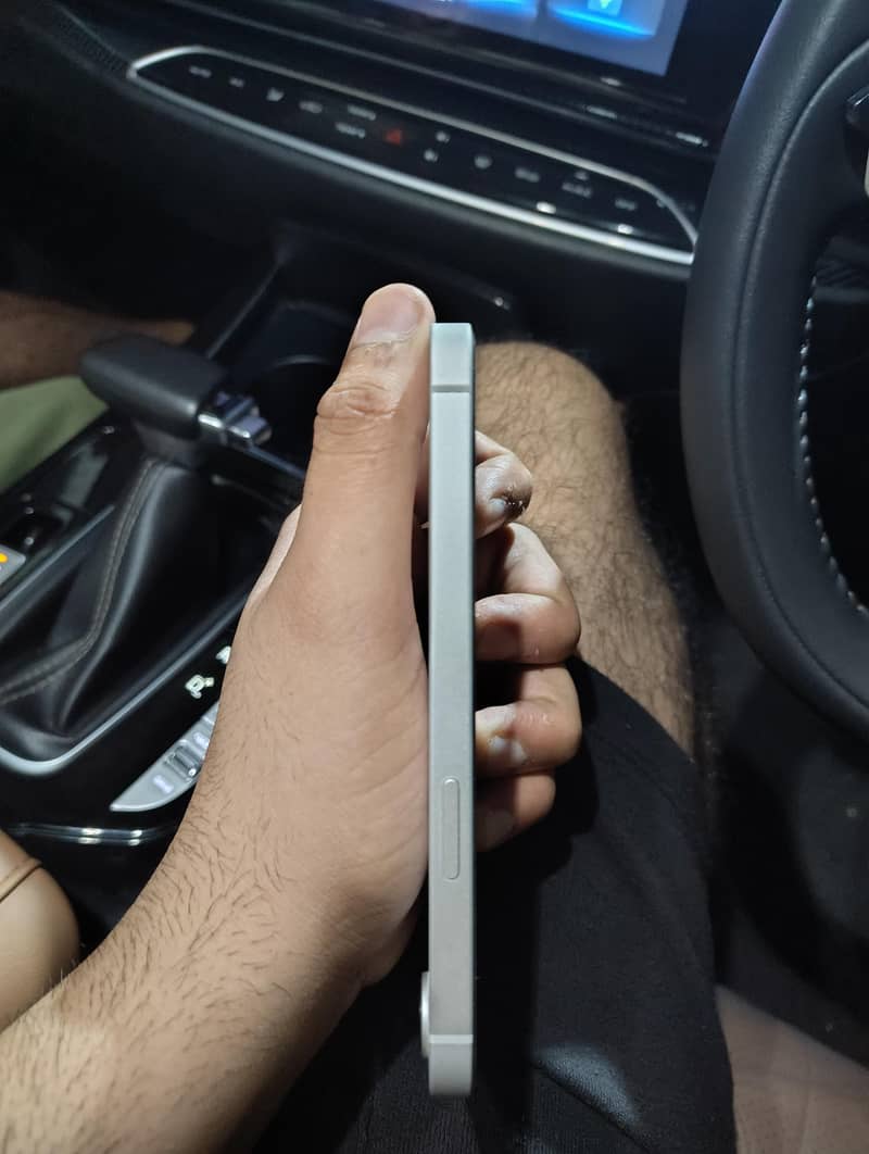 Apple iPhone 16e 1