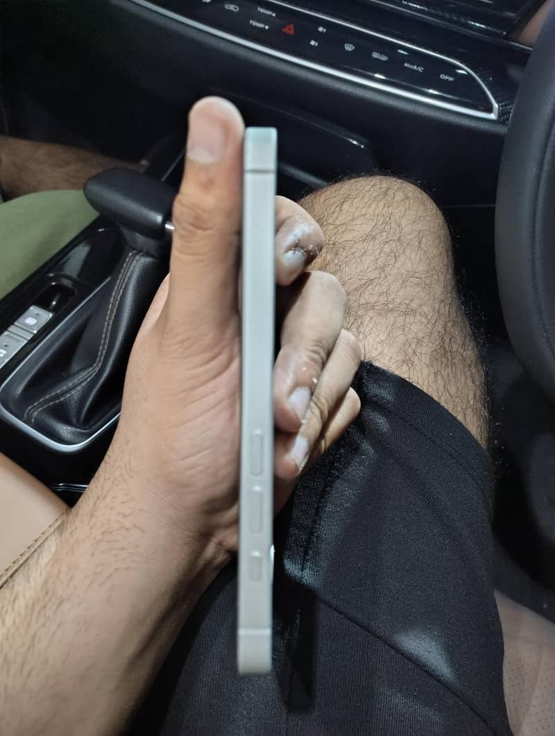 Apple iPhone 16e 2