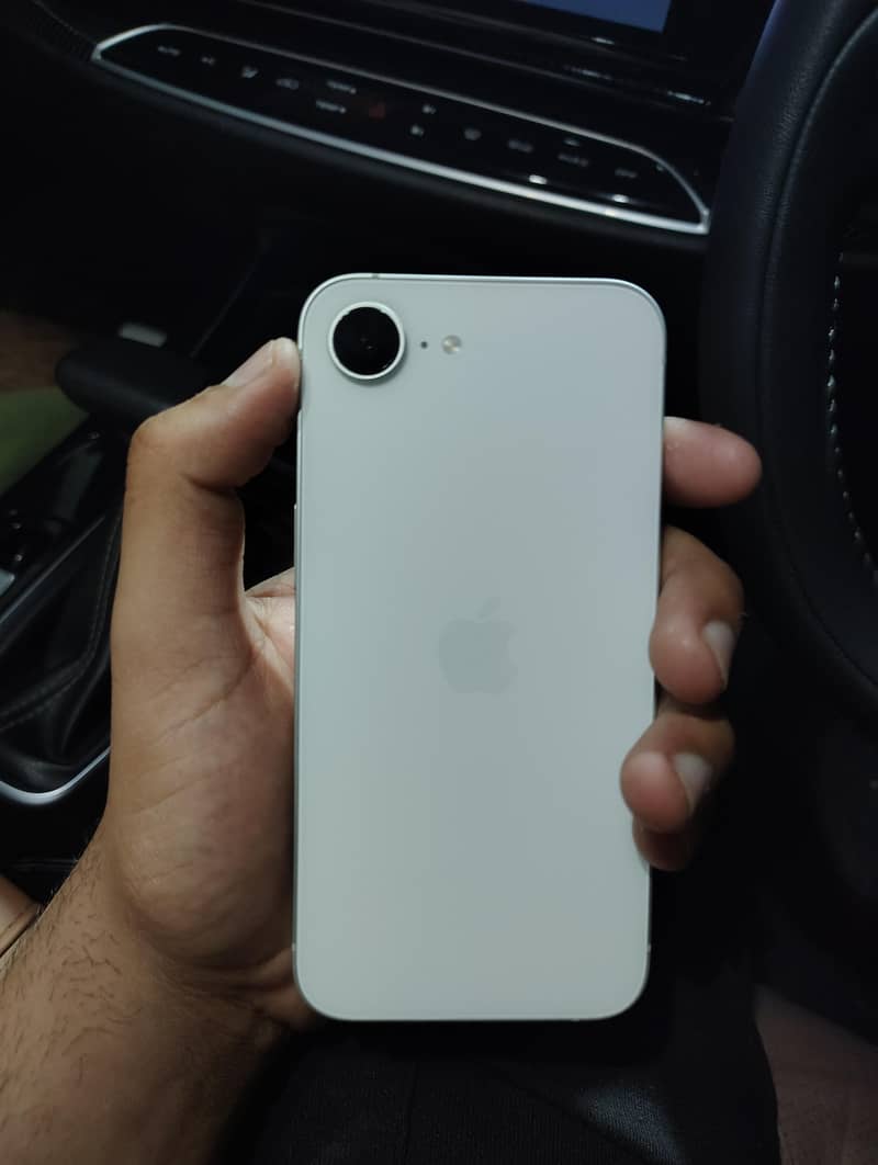 Apple iPhone 16e 3