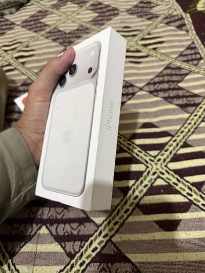 iPhone 17 pro max box pack