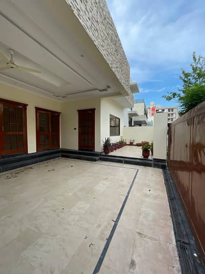 1kanal full house ground plus upper servant quarter