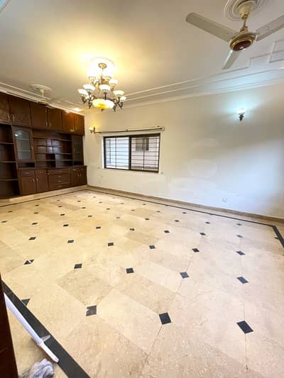 1kanal upper portion available for rent location E11-2 Islamabad