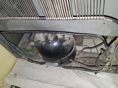 Dawlance/ Vertical Deep Freezer For Sale (Need Gas Refill)
