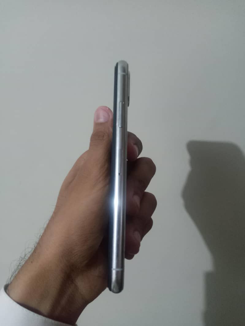 Apple iPhone X 4