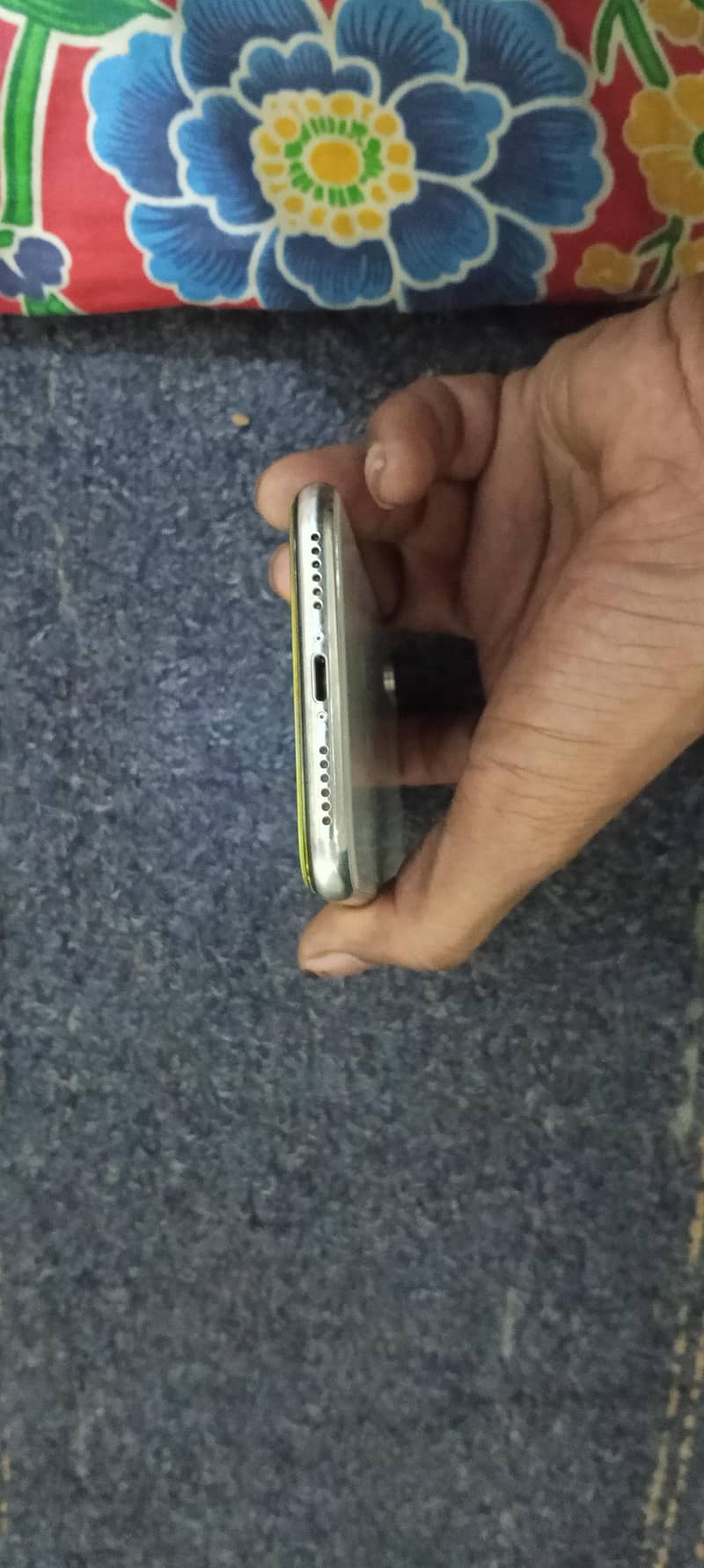 Apple iPhone X 4