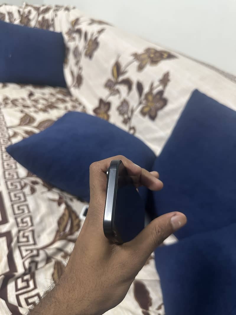 Apple iPhone 16 Pro 1