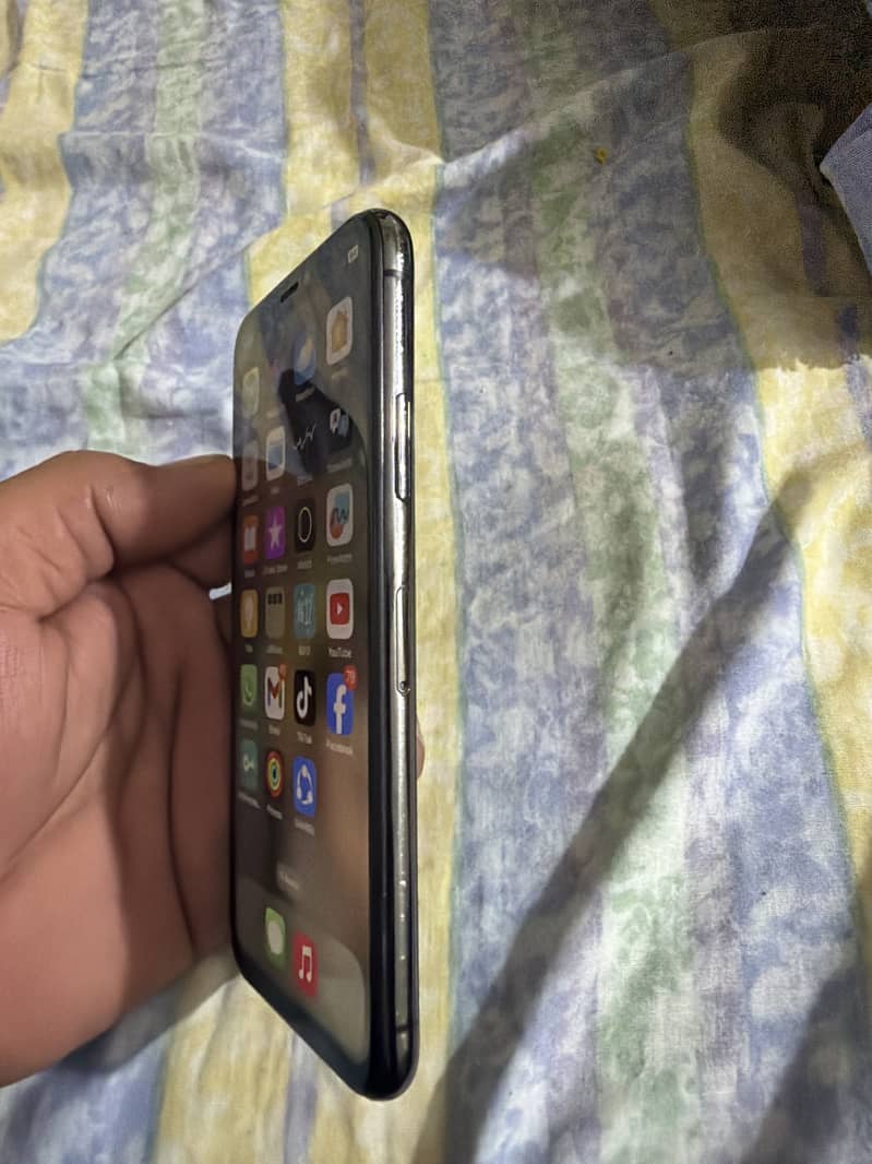 iPhone XS 4