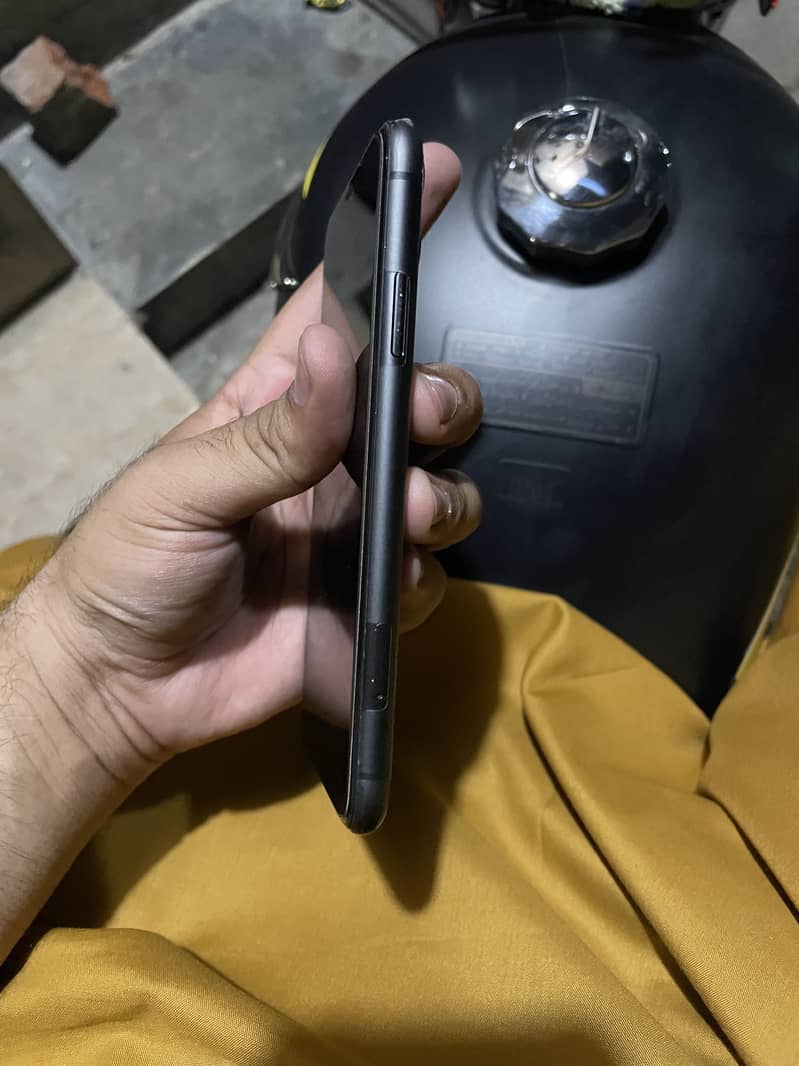 iPhone 11 4
