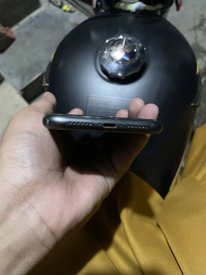 iPhone 11 5