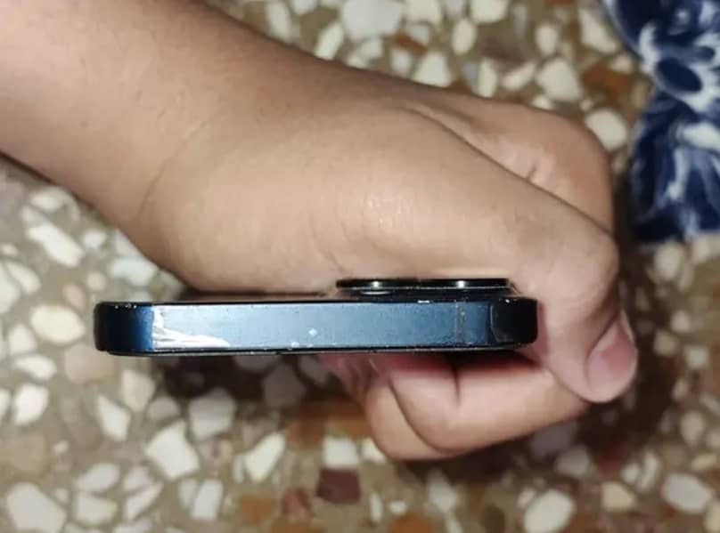 iPhone 13 4