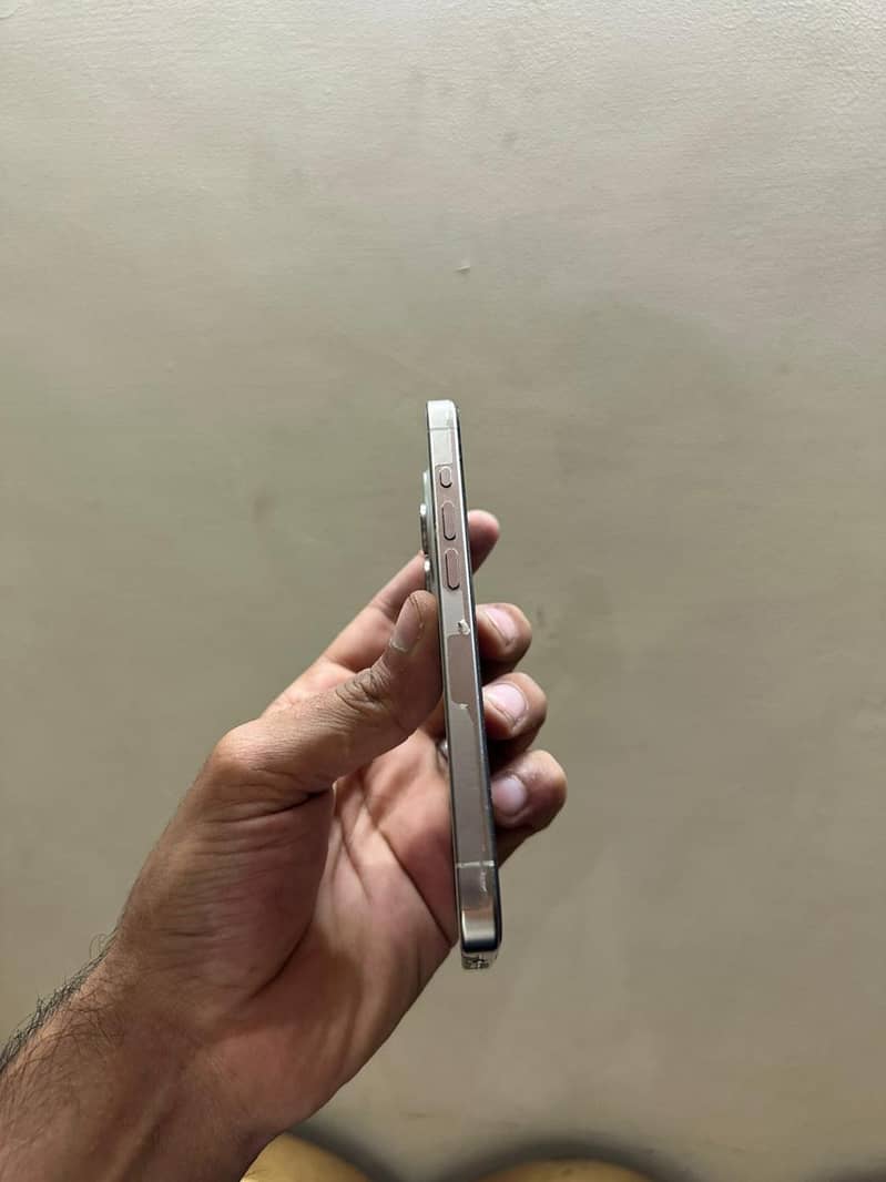 Apple iPhone 15 Pro 3