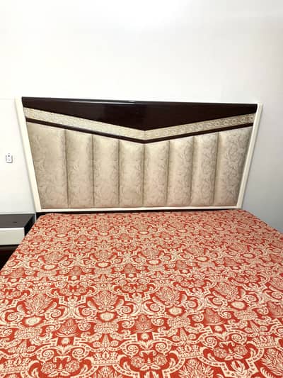 Bed with sides table