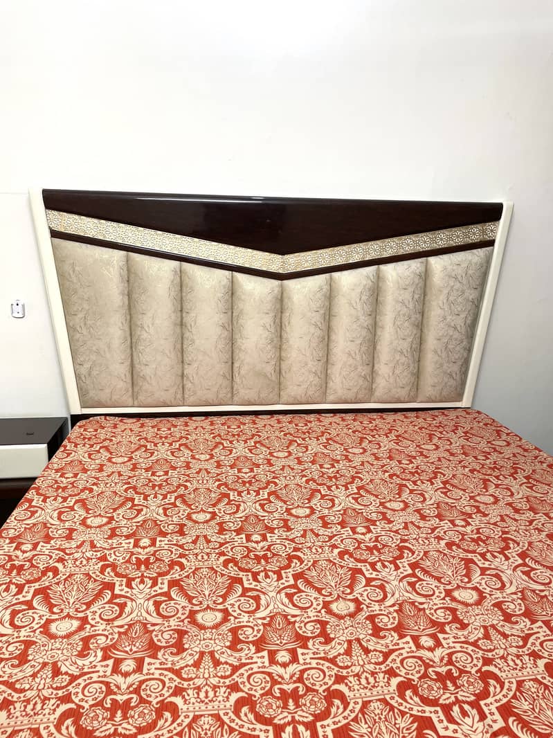 Bed with sides table 0