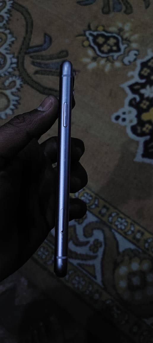 Apple iPhone 11 4