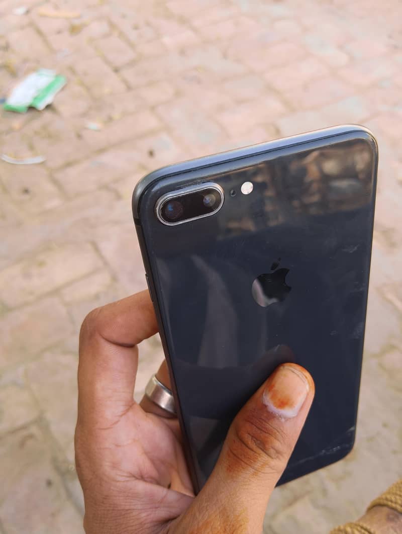 Apple iPhone 8 Plus 4