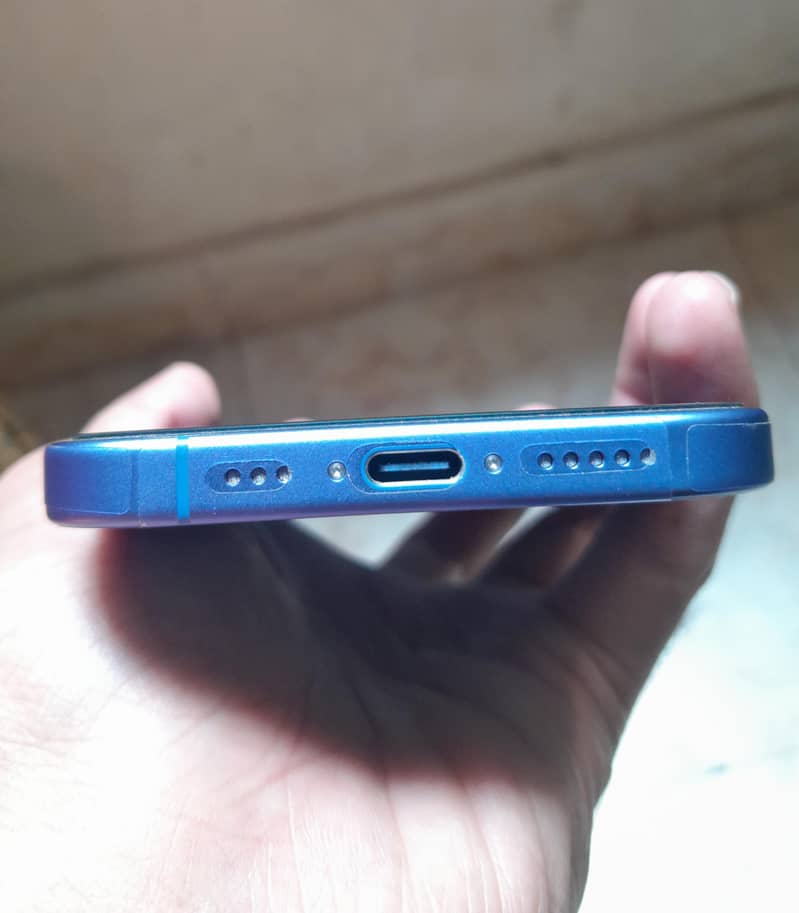 Apple iPhone 16 4