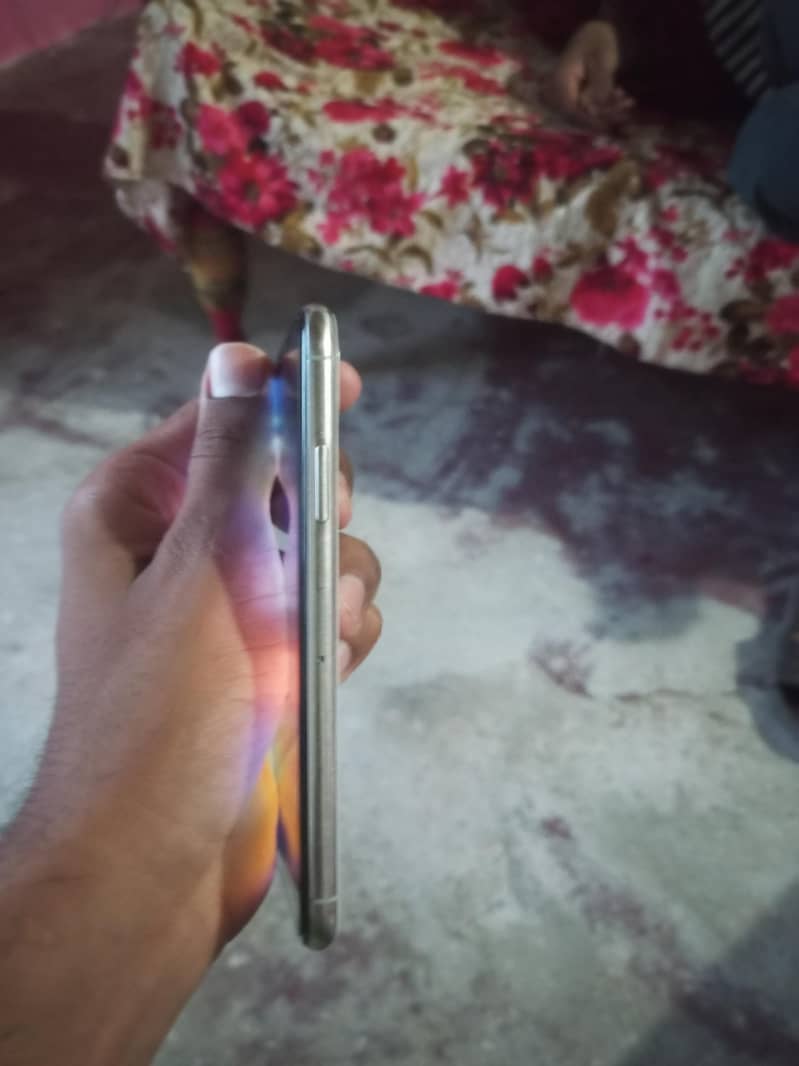 Apple iPhone X 4