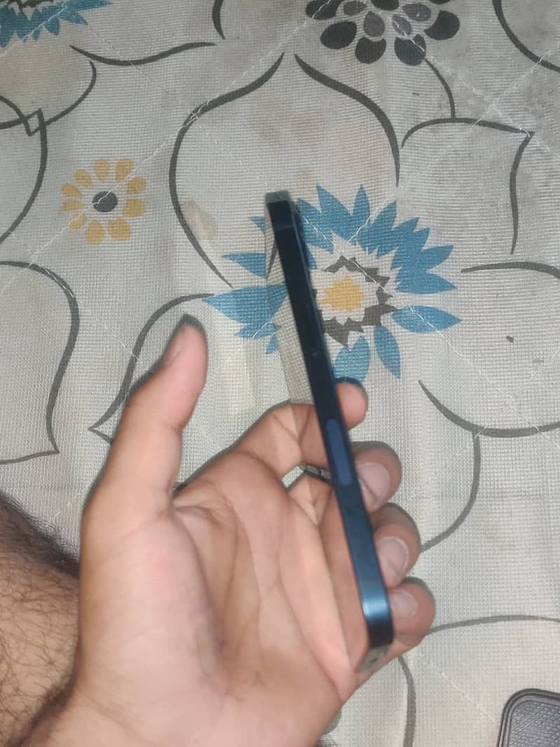 Apple iPhone 13 2