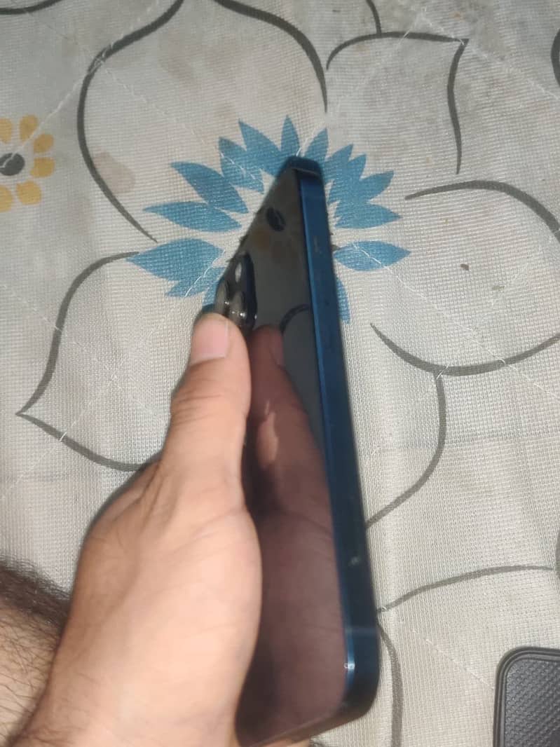 Apple iPhone 13 4